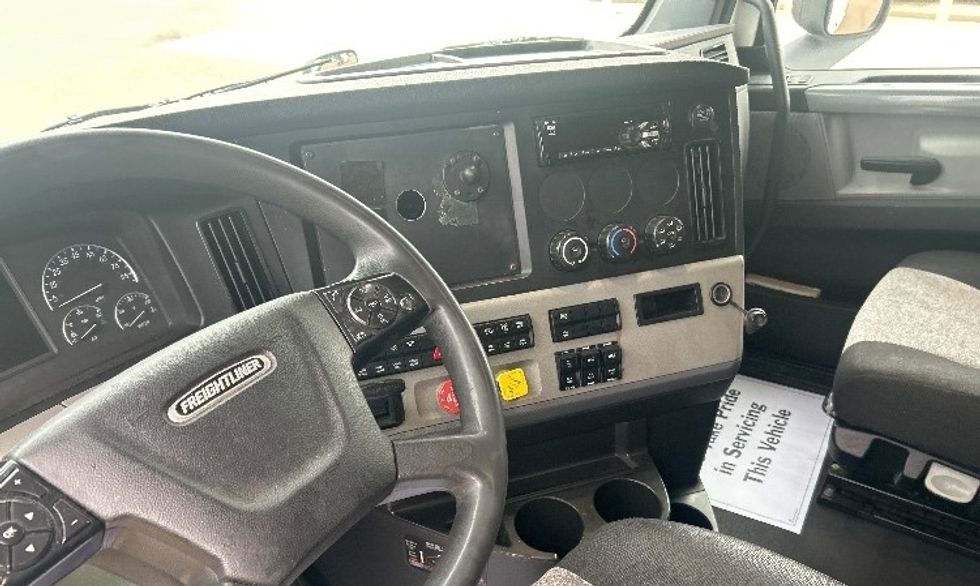 Sleeper Tractor-Heavy Duty Tractors-Freightliner-2020-T12664ST-Jackson-MS-610,571\n\t\tmiles-$ 54,250 - Image 10