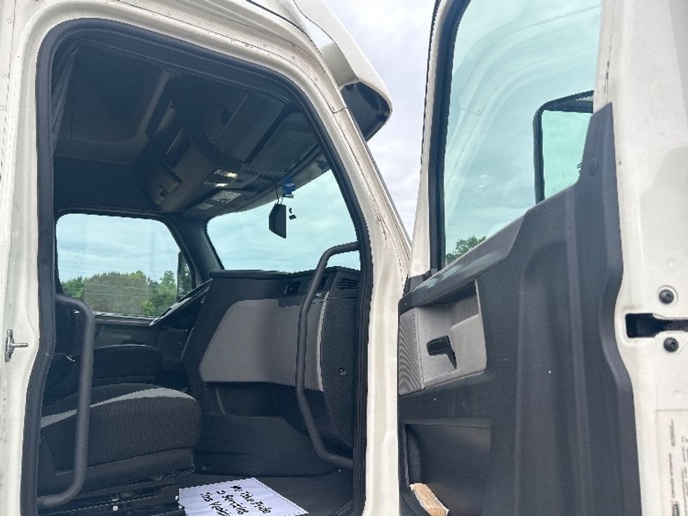 Sleeper Tractor-Heavy Duty Tractors-Freightliner-2020-T12664ST-Jackson-MS-610,571\n\t\tmiles-$ 54,250 - Image 13