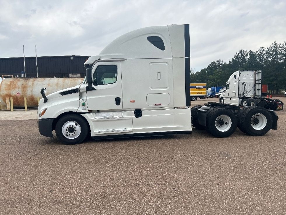 Sleeper Tractor-Heavy Duty Tractors-Freightliner-2020-T12664ST-Jackson-MS-610,571\n\t\tmiles-$ 54,250 - Image 4