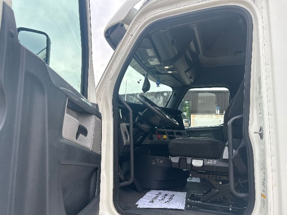 Sleeper Tractor-Heavy Duty Tractors-Freightliner-2020-T12664ST-Jackson-MS-610,571\n\t\tmiles-$ 54,250 - Image 9