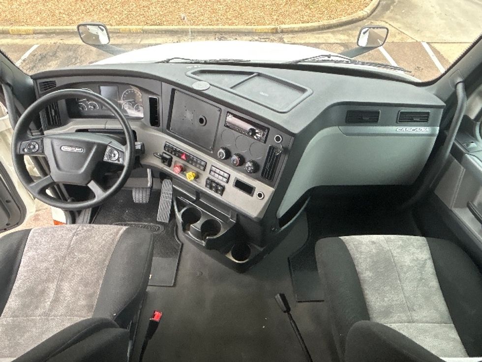 Sleeper Tractor-Heavy Duty Tractors-Freightliner-2020-T12664ST-Jackson-MS-621,640\n\t\tmiles-$ 52,500 - Image 12