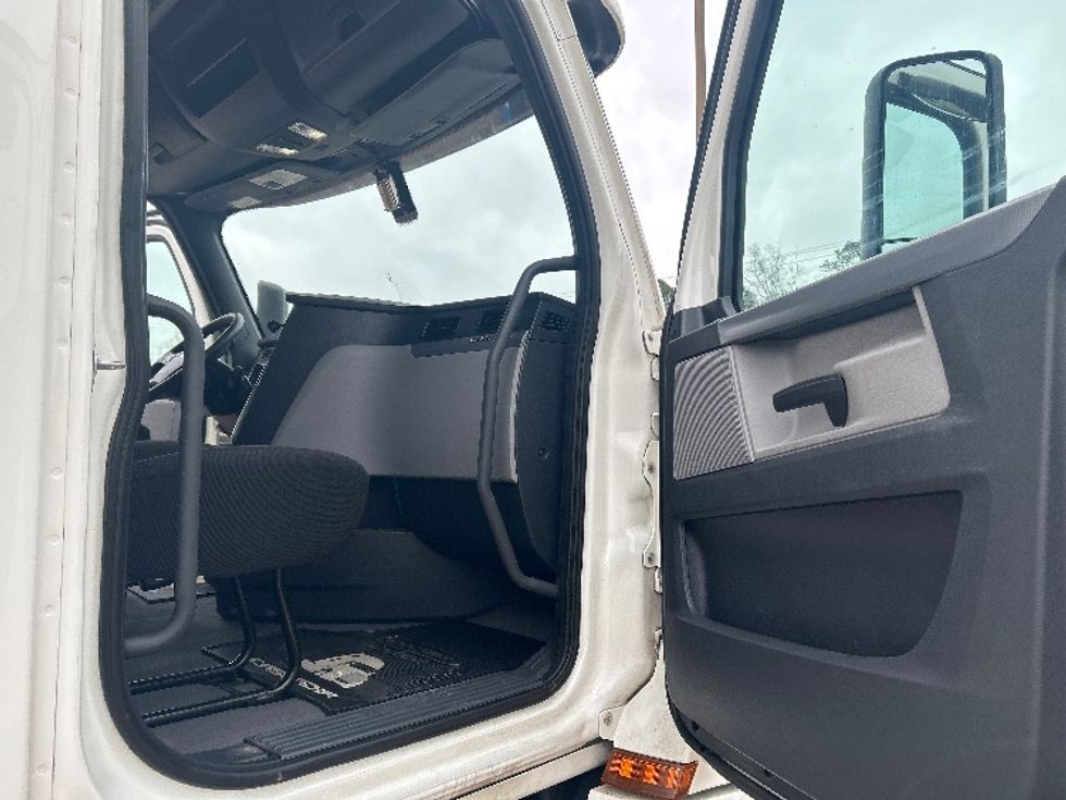 Sleeper Tractor-Heavy Duty Tractors-Freightliner-2020-T12664ST-Jackson-MS-621,640\n\t\tmiles-$ 52,500 - Image 13