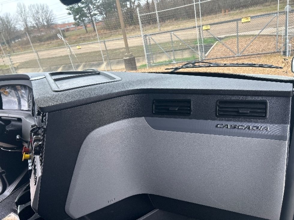 Sleeper Tractor-Heavy Duty Tractors-Freightliner-2020-T12664ST-Jackson-MS-621,640\n\t\tmiles-$ 52,500 - Image 14