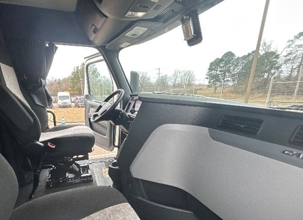 Sleeper Tractor-Heavy Duty Tractors-Freightliner-2020-T12664ST-Jackson-MS-621,640\n\t\tmiles-$ 52,500 - Image 15