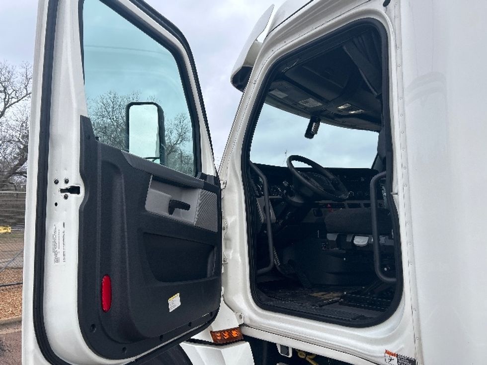 Sleeper Tractor-Heavy Duty Tractors-Freightliner-2020-T12664ST-Jackson-MS-621,640\n\t\tmiles-$ 52,500 - Image 9