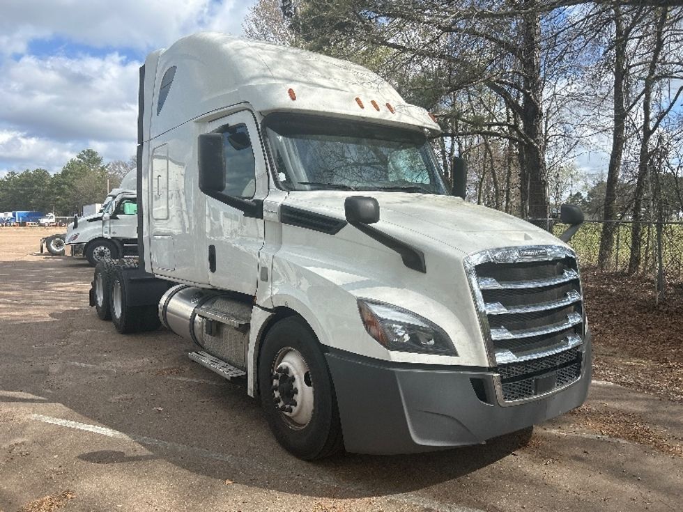 Sleeper Tractor-Heavy Duty Tractors-Freightliner-2020-T12664ST-Jackson-MS-624,037\n\t\tmiles-$ 13,500 - Image 1