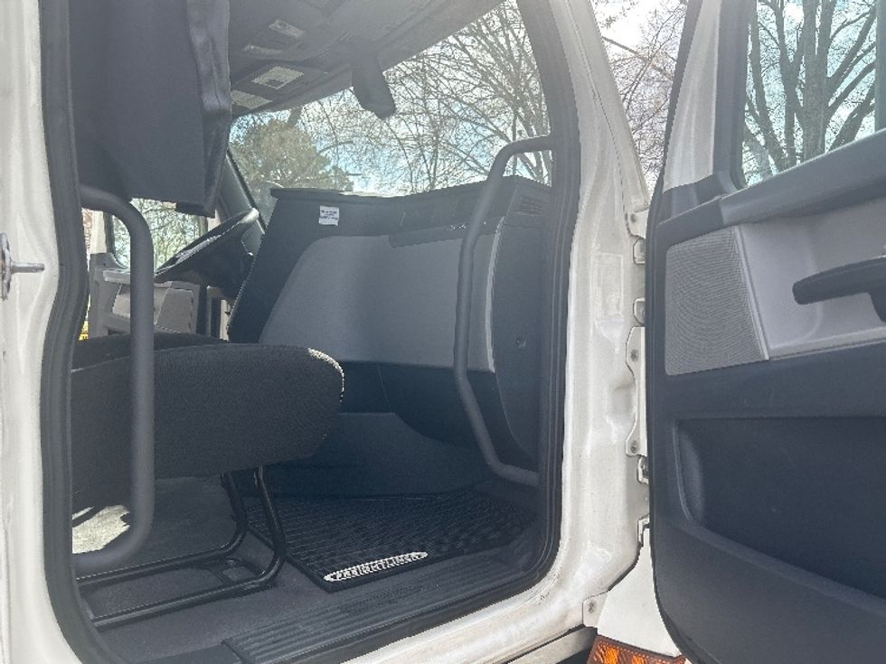 Sleeper Tractor-Heavy Duty Tractors-Freightliner-2020-T12664ST-Jackson-MS-624,037\n\t\tmiles-$ 13,500 - Image 12