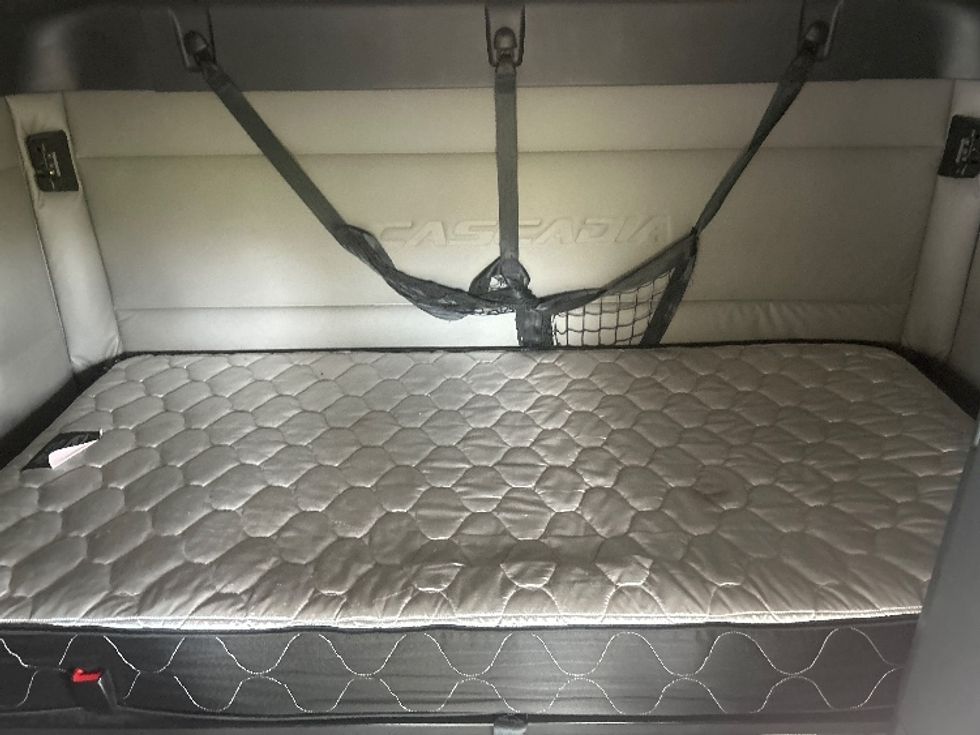 Sleeper Tractor-Heavy Duty Tractors-Freightliner-2020-T12664ST-Jackson-MS-624,037\n\t\tmiles-$ 13,500 - Image 15