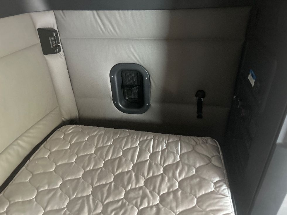 Sleeper Tractor-Heavy Duty Tractors-Freightliner-2020-T12664ST-Jackson-MS-624,037\n\t\tmiles-$ 13,500 - Image 17