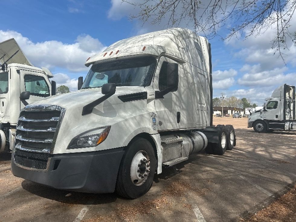 Sleeper Tractor-Heavy Duty Tractors-Freightliner-2020-T12664ST-Jackson-MS-624,037\n\t\tmiles-$ 13,500 - Image 3