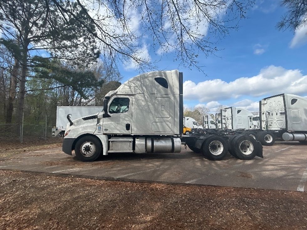 Sleeper Tractor-Heavy Duty Tractors-Freightliner-2020-T12664ST-Jackson-MS-624,037\n\t\tmiles-$ 13,500 - Image 4