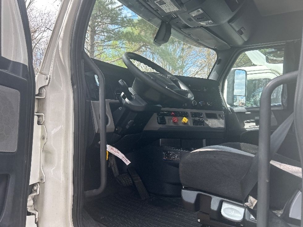 Sleeper Tractor-Heavy Duty Tractors-Freightliner-2020-T12664ST-Jackson-MS-624,037\n\t\tmiles-$ 13,500 - Image 8