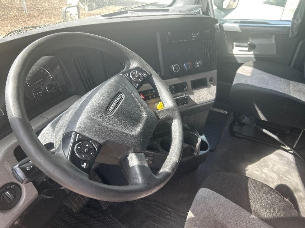 Sleeper Tractor-Heavy Duty Tractors-Freightliner-2020-T12664ST-Jackson-MS-624,037\n\t\tmiles-$ 13,500 - Image 9