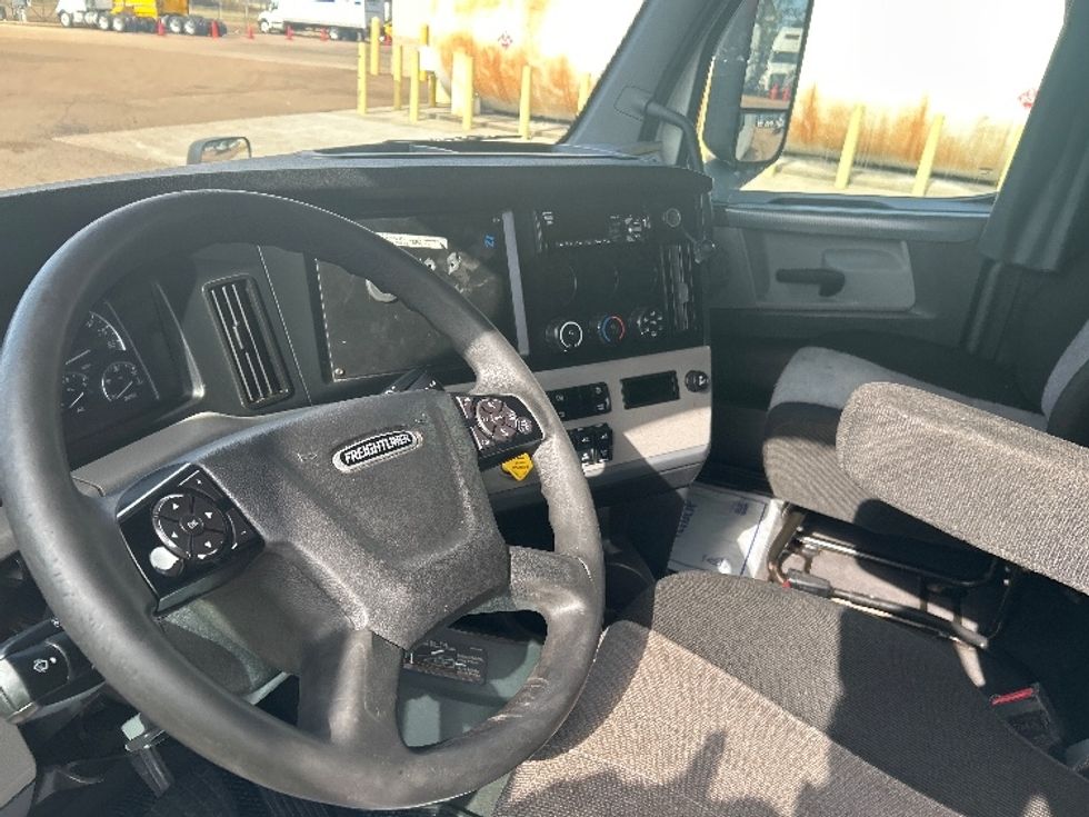 Sleeper Tractor-Heavy Duty Tractors-Freightliner-2020-T12664ST-Jackson-MS-633,157\n\t\tmiles-$ 50,750 - Image 10