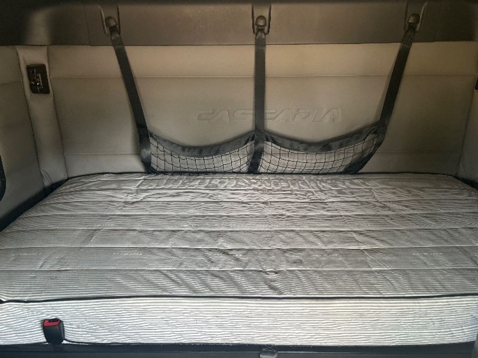 Sleeper Tractor-Heavy Duty Tractors-Freightliner-2020-T12664ST-Jackson-MS-633,157\n\t\tmiles-$ 50,750 - Image 16