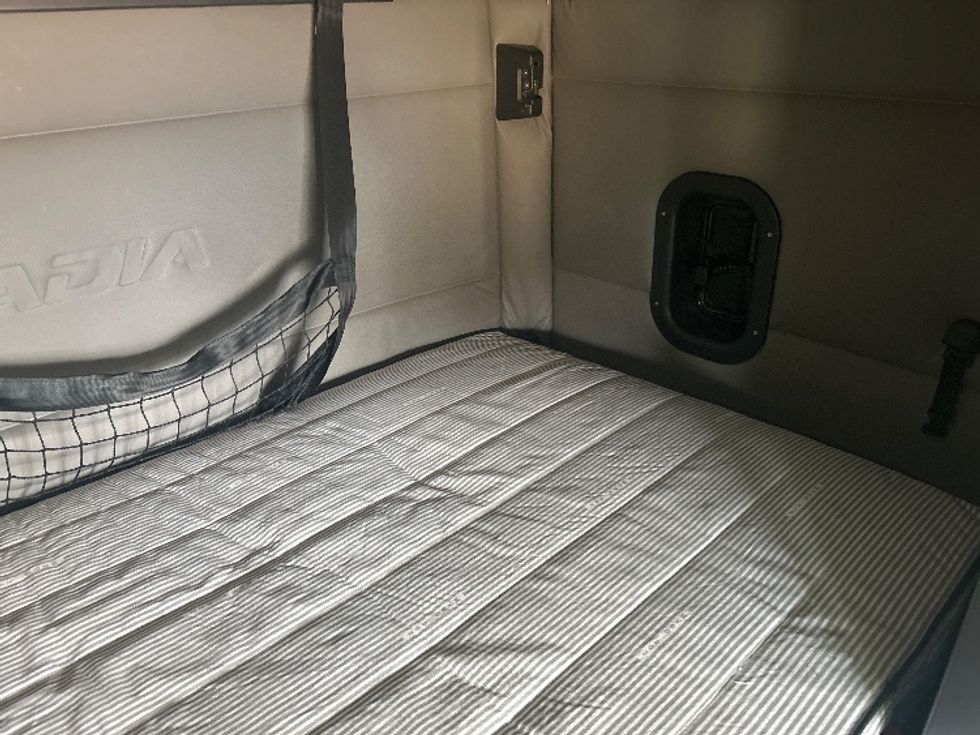 Sleeper Tractor-Heavy Duty Tractors-Freightliner-2020-T12664ST-Jackson-MS-633,157\n\t\tmiles-$ 50,750 - Image 17