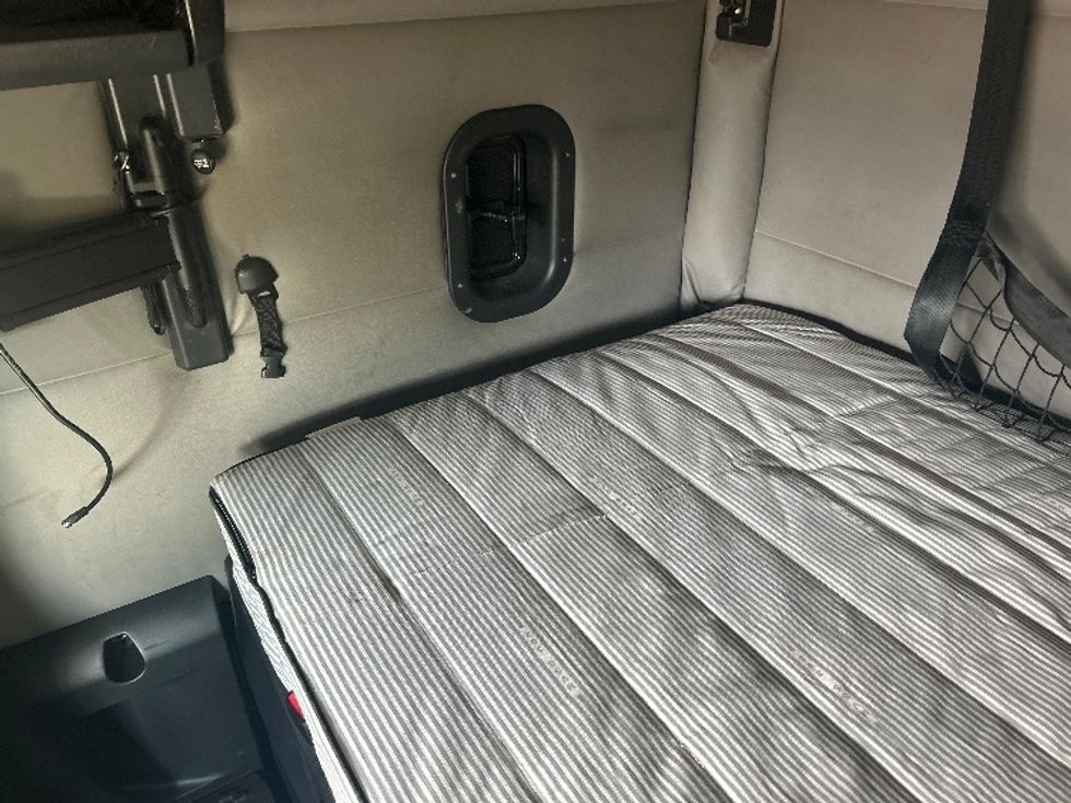 Sleeper Tractor-Heavy Duty Tractors-Freightliner-2020-T12664ST-Jackson-MS-633,157\n\t\tmiles-$ 50,750 - Image 18