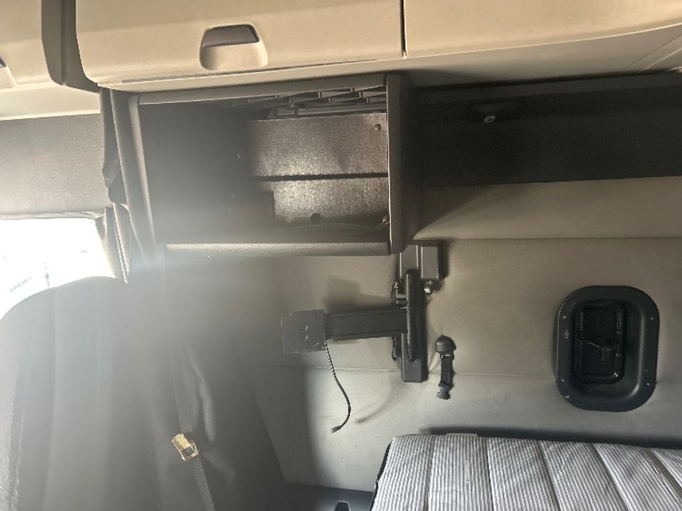 Sleeper Tractor-Heavy Duty Tractors-Freightliner-2020-T12664ST-Jackson-MS-633,157\n\t\tmiles-$ 50,750 - Image 19