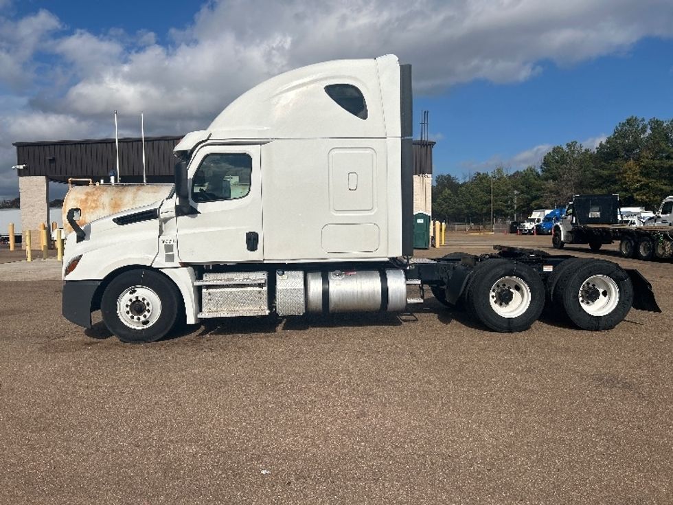 Sleeper Tractor-Heavy Duty Tractors-Freightliner-2020-T12664ST-Jackson-MS-633,157\n\t\tmiles-$ 50,750 - Image 4
