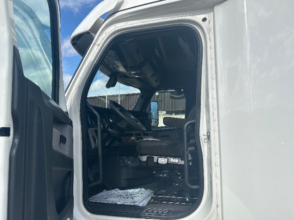 Sleeper Tractor-Heavy Duty Tractors-Freightliner-2020-T12664ST-Jackson-MS-633,157\n\t\tmiles-$ 50,750 - Image 9