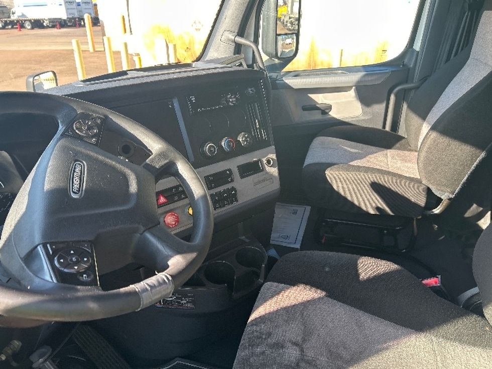 Sleeper Tractor-Heavy Duty Tractors-Freightliner-2020-T12664ST-Jackson-MS-652,506\n\t\tmiles-$ 51,500 - Image 10