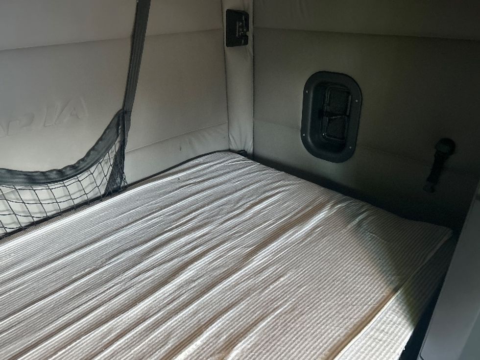 Sleeper Tractor-Heavy Duty Tractors-Freightliner-2020-T12664ST-Jackson-MS-652,506\n\t\tmiles-$ 51,500 - Image 17