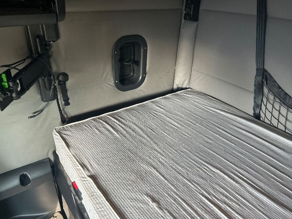 Sleeper Tractor-Heavy Duty Tractors-Freightliner-2020-T12664ST-Jackson-MS-652,506\n\t\tmiles-$ 51,500 - Image 18