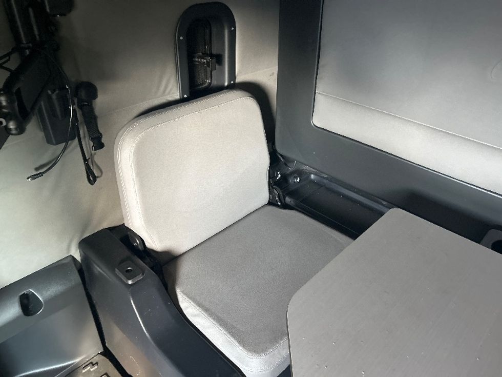 Sleeper Tractor-Heavy Duty Tractors-Freightliner-2020-T12664ST-Jackson-MS-652,506\n\t\tmiles-$ 51,500 - Image 24