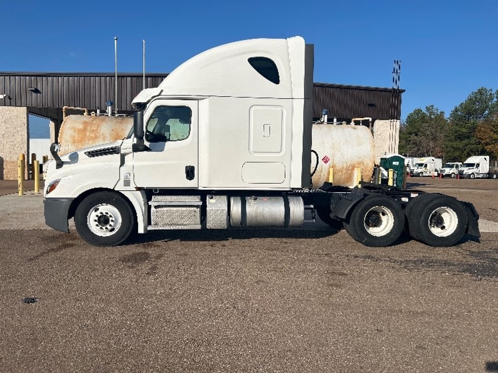 Sleeper Tractor-Heavy Duty Tractors-Freightliner-2020-T12664ST-Jackson-MS-652,506\n\t\tmiles-$ 51,500 - Image 4