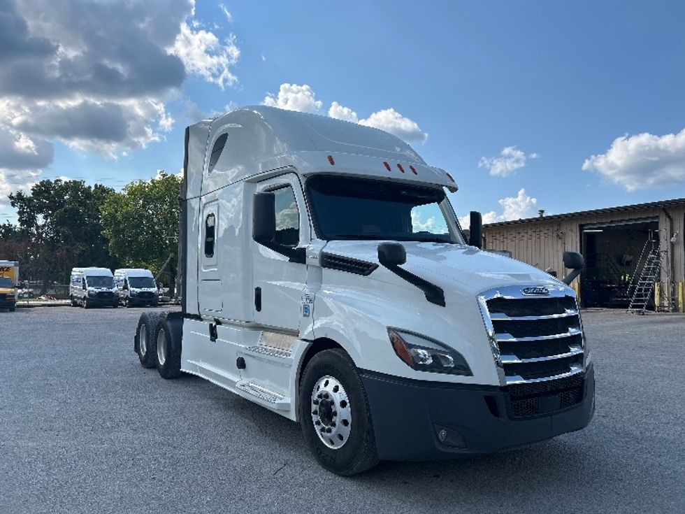 Sleeper Tractor-Heavy Duty Tractors-Freightliner-2020-T12664ST-Jackson-TN-555,332\n\t\tmiles-$ 59,750 - Image 1