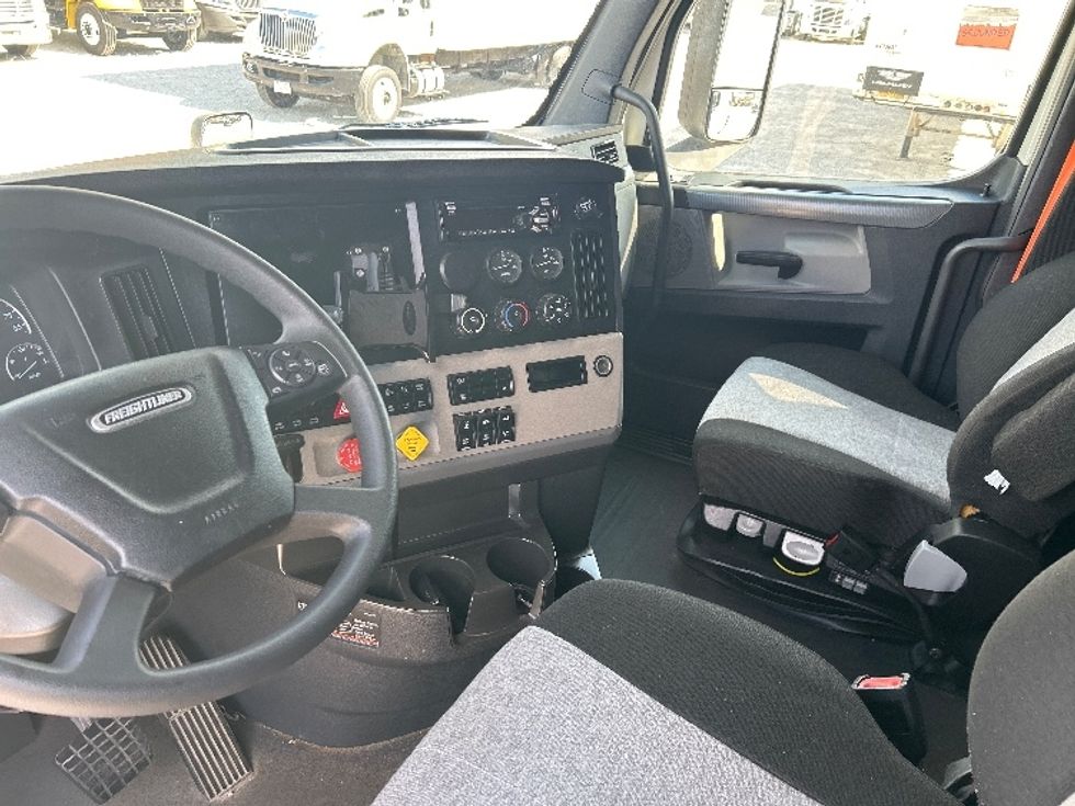 Sleeper Tractor-Heavy Duty Tractors-Freightliner-2020-T12664ST-Jackson-TN-555,332\n\t\tmiles-$ 59,750 - Image 10