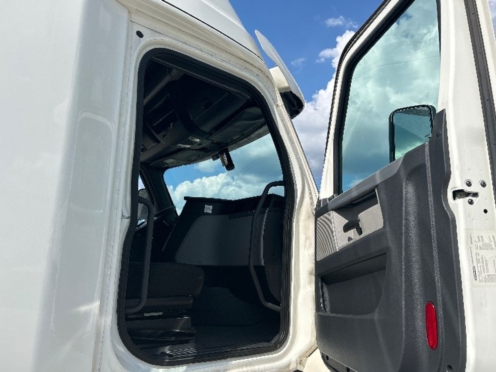 Sleeper Tractor-Heavy Duty Tractors-Freightliner-2020-T12664ST-Jackson-TN-555,332\n\t\tmiles-$ 59,750 - Image 13