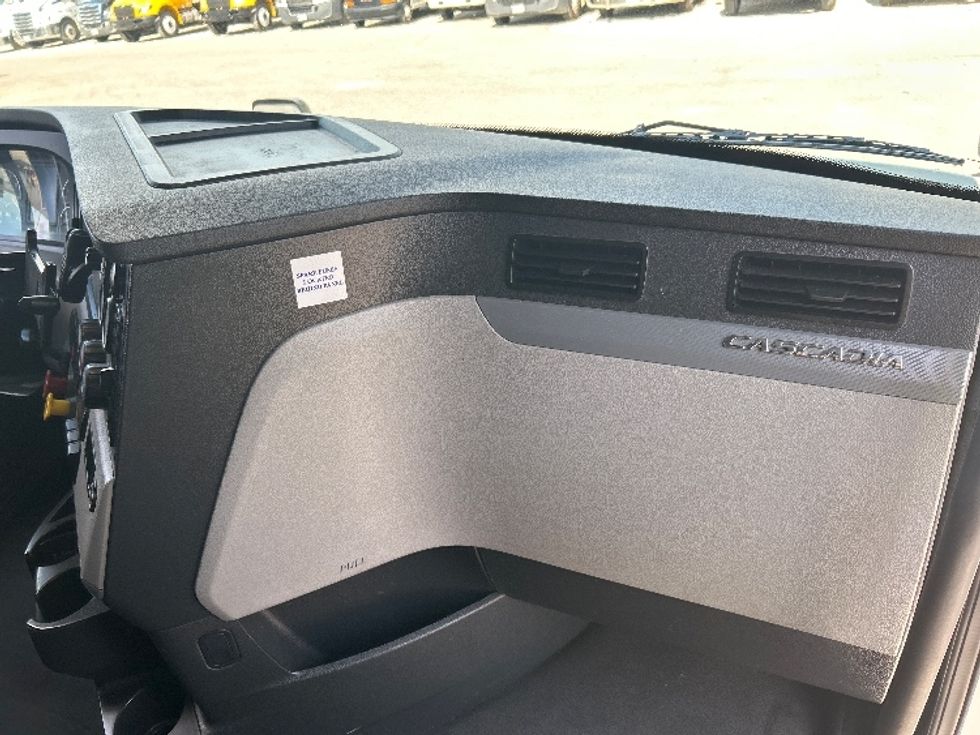 Sleeper Tractor-Heavy Duty Tractors-Freightliner-2020-T12664ST-Jackson-TN-555,332\n\t\tmiles-$ 59,750 - Image 14