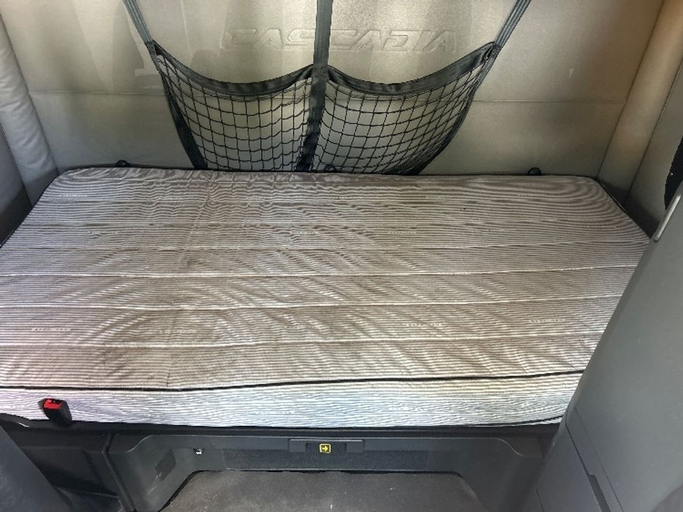 Sleeper Tractor-Heavy Duty Tractors-Freightliner-2020-T12664ST-Jackson-TN-555,332\n\t\tmiles-$ 59,750 - Image 17