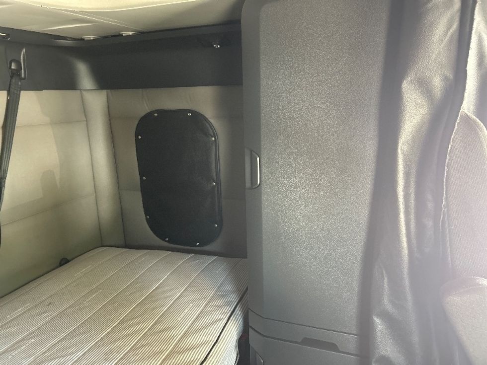 Sleeper Tractor-Heavy Duty Tractors-Freightliner-2020-T12664ST-Jackson-TN-555,332\n\t\tmiles-$ 59,750 - Image 18