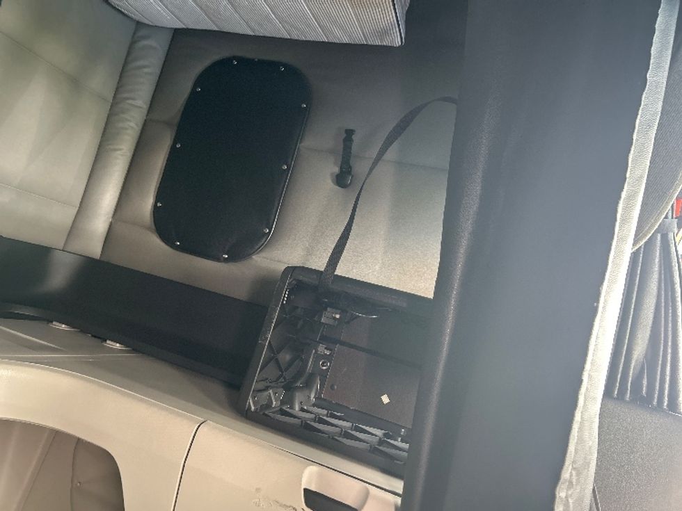 Sleeper Tractor-Heavy Duty Tractors-Freightliner-2020-T12664ST-Jackson-TN-555,332\n\t\tmiles-$ 59,750 - Image 19