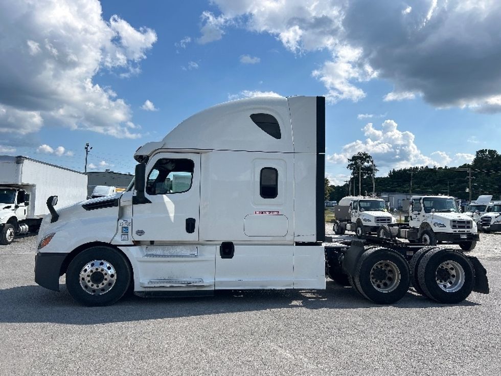 Sleeper Tractor-Heavy Duty Tractors-Freightliner-2020-T12664ST-Jackson-TN-555,332\n\t\tmiles-$ 59,750 - Image 4