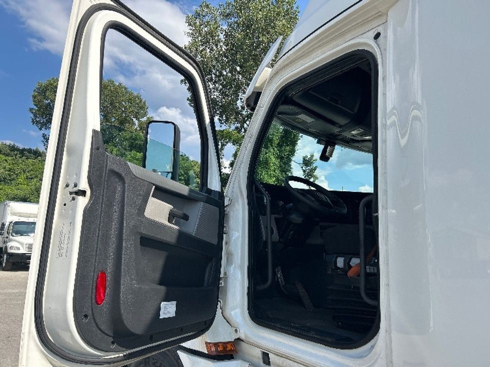 Sleeper Tractor-Heavy Duty Tractors-Freightliner-2020-T12664ST-Jackson-TN-555,332\n\t\tmiles-$ 59,750 - Image 9