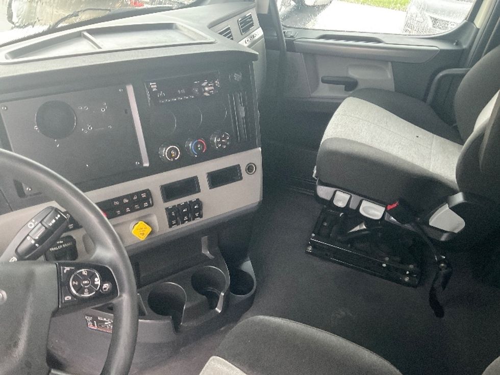 Sleeper Tractor-Heavy Duty Tractors-Freightliner-2020-T12664ST-Jackson-TN-663,684\n\t\tmiles-$ 48,250 - Image 10