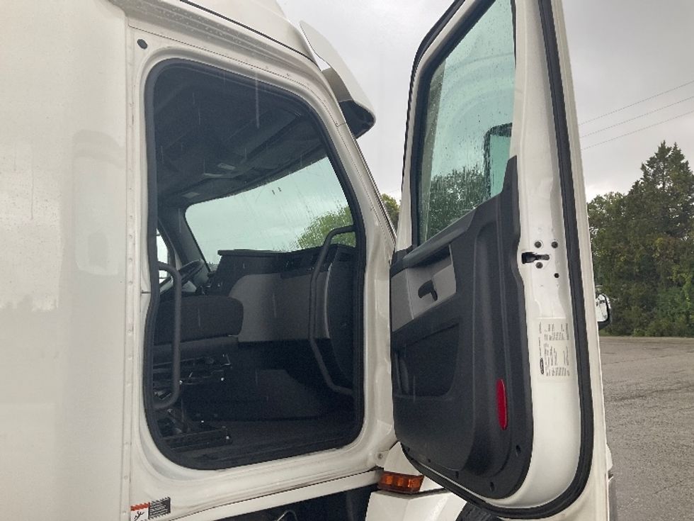 Sleeper Tractor-Heavy Duty Tractors-Freightliner-2020-T12664ST-Jackson-TN-663,684\n\t\tmiles-$ 48,250 - Image 13