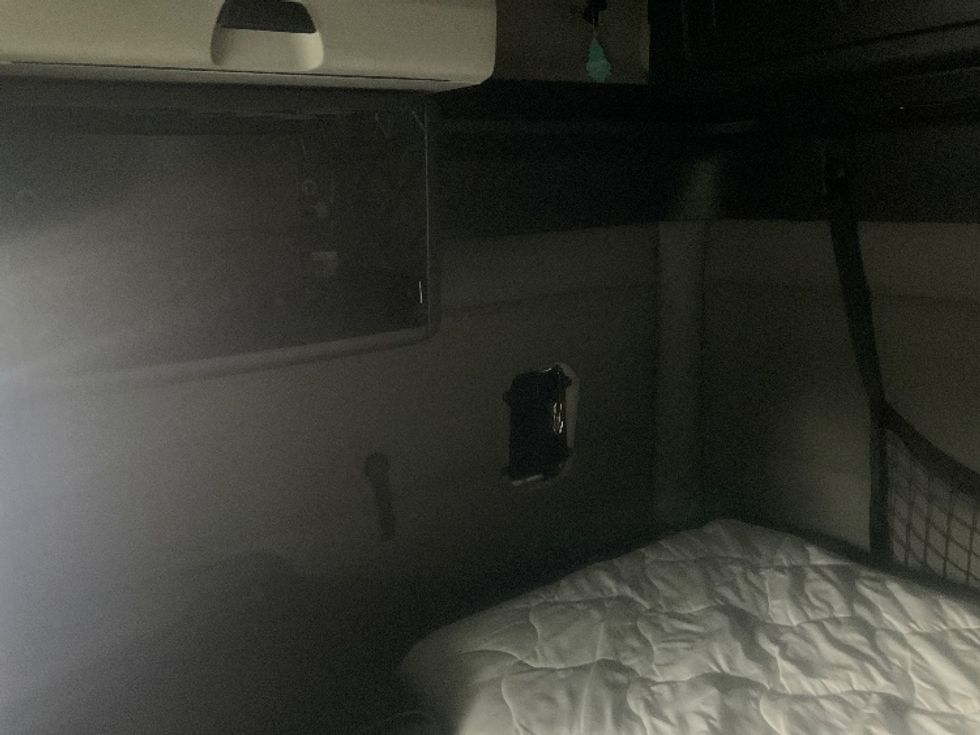 Sleeper Tractor-Heavy Duty Tractors-Freightliner-2020-T12664ST-Jackson-TN-663,684\n\t\tmiles-$ 48,250 - Image 18