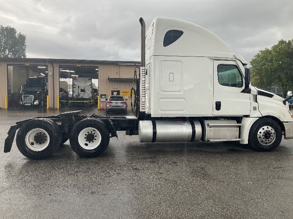 Sleeper Tractor-Heavy Duty Tractors-Freightliner-2020-T12664ST-Jackson-TN-663,684\n\t\tmiles-$ 48,250 - Image 8