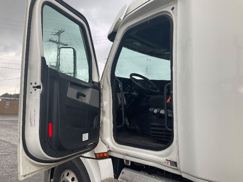 Sleeper Tractor-Heavy Duty Tractors-Freightliner-2020-T12664ST-Jackson-TN-663,684\n\t\tmiles-$ 48,250 - Image 9