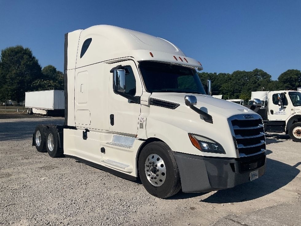 Sleeper Tractor-Heavy Duty Tractors-Freightliner-2020-T12664ST-Jackson-TN-818,910\n\t\tmiles-$ 40,750 - Image 1