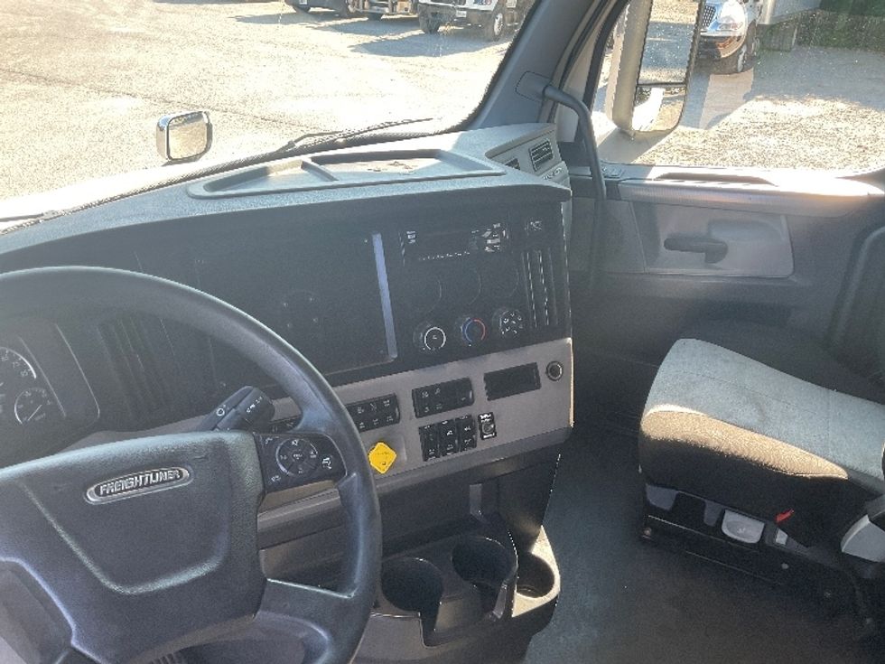 Sleeper Tractor-Heavy Duty Tractors-Freightliner-2020-T12664ST-Jackson-TN-818,910\n\t\tmiles-$ 40,750 - Image 10