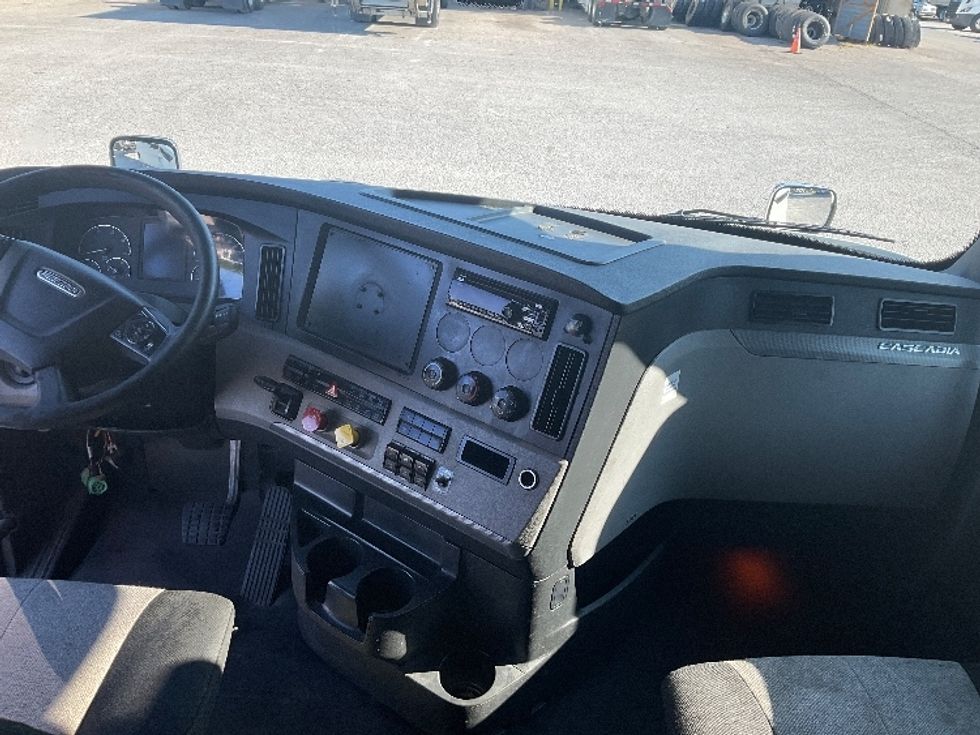 Sleeper Tractor-Heavy Duty Tractors-Freightliner-2020-T12664ST-Jackson-TN-818,910\n\t\tmiles-$ 40,750 - Image 12