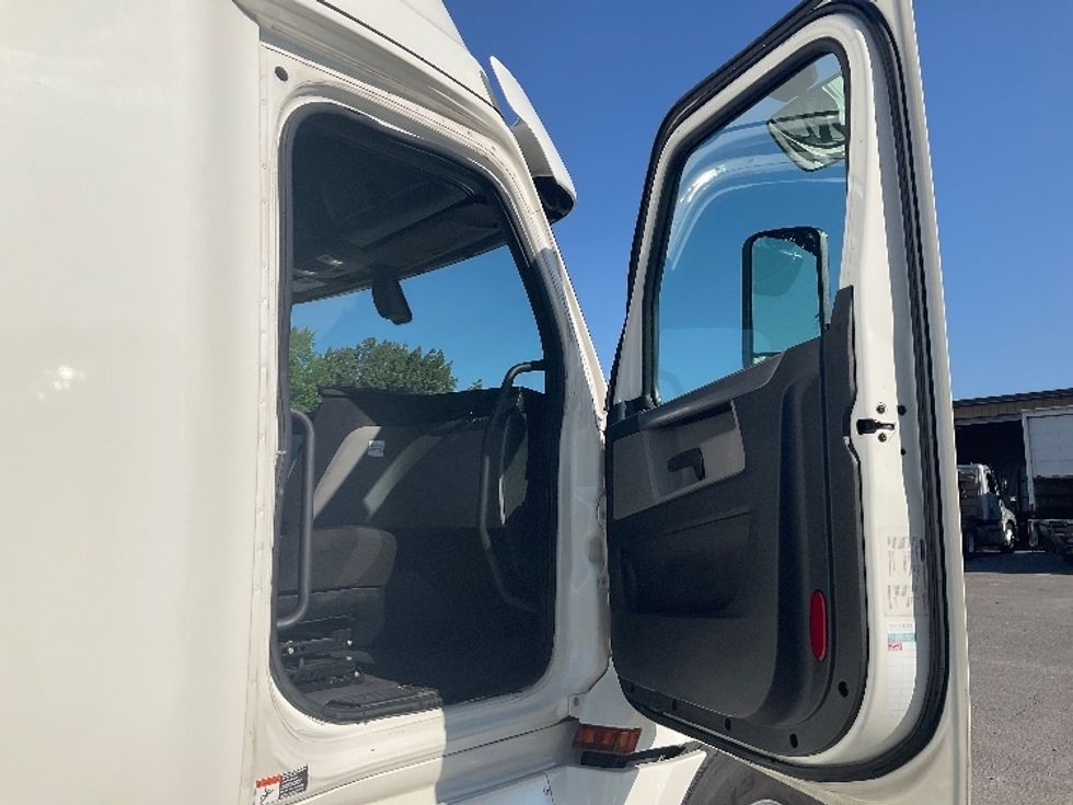 Sleeper Tractor-Heavy Duty Tractors-Freightliner-2020-T12664ST-Jackson-TN-818,910\n\t\tmiles-$ 40,750 - Image 13