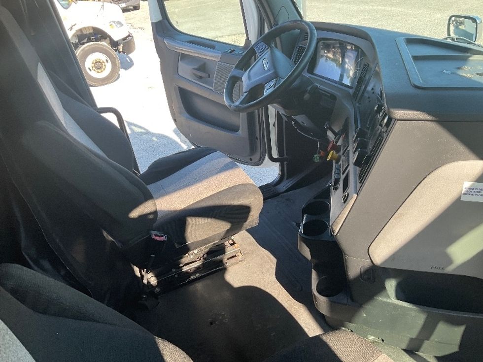 Sleeper Tractor-Heavy Duty Tractors-Freightliner-2020-T12664ST-Jackson-TN-818,910\n\t\tmiles-$ 40,750 - Image 15