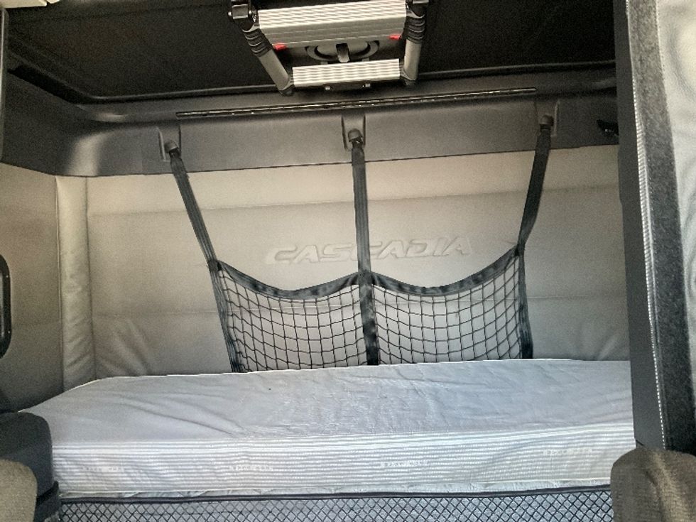 Sleeper Tractor-Heavy Duty Tractors-Freightliner-2020-T12664ST-Jackson-TN-818,910\n\t\tmiles-$ 40,750 - Image 16