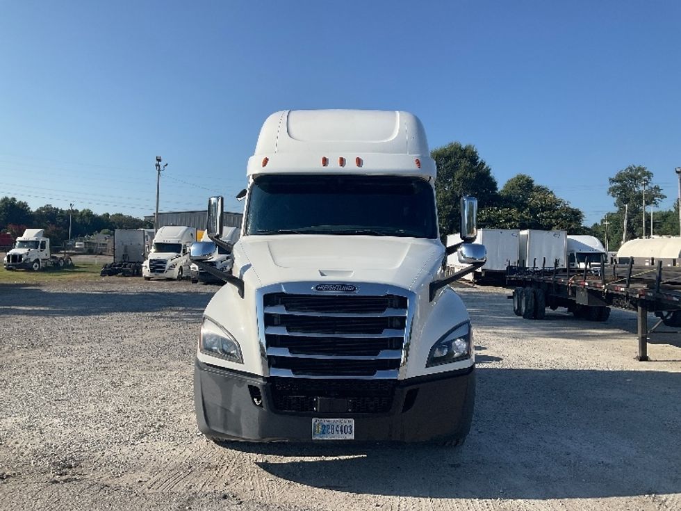 Sleeper Tractor-Heavy Duty Tractors-Freightliner-2020-T12664ST-Jackson-TN-818,910\n\t\tmiles-$ 40,750 - Image 2